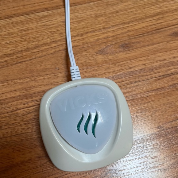 Vicks Waterless Vaporizer Plus Bonus Scented Pads - Ships Next Business Day! - Picture 3 of 3